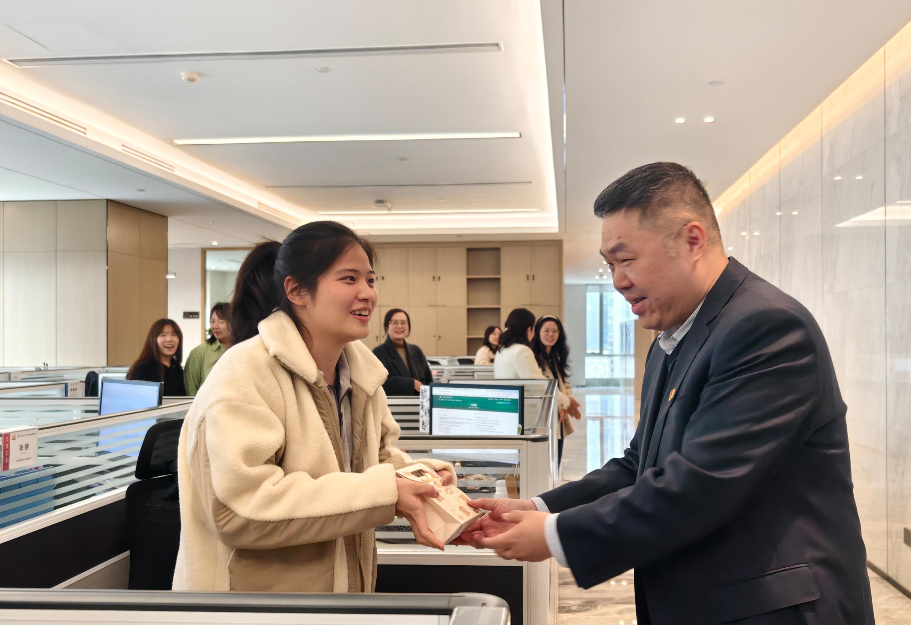 派發禮物照片2 派發禮物照片2